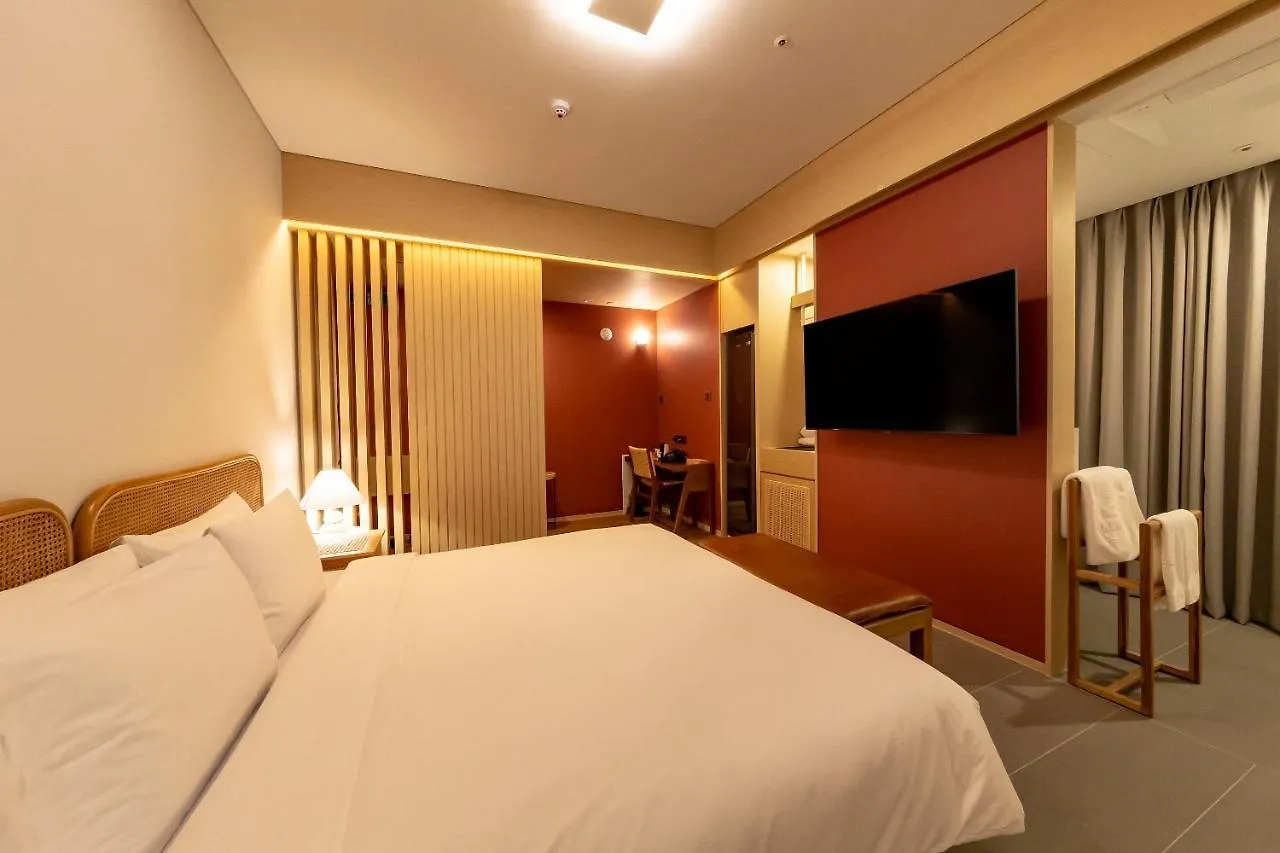 Hound Hotel Haeundae Signature Busan 2*,